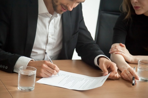 How Does a Landlord and Tenant Lawyer Resolve Rental Disputes