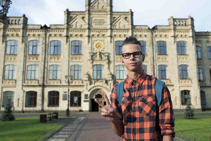 8 Red Flags to Watch for in a Study Abroad Consultant